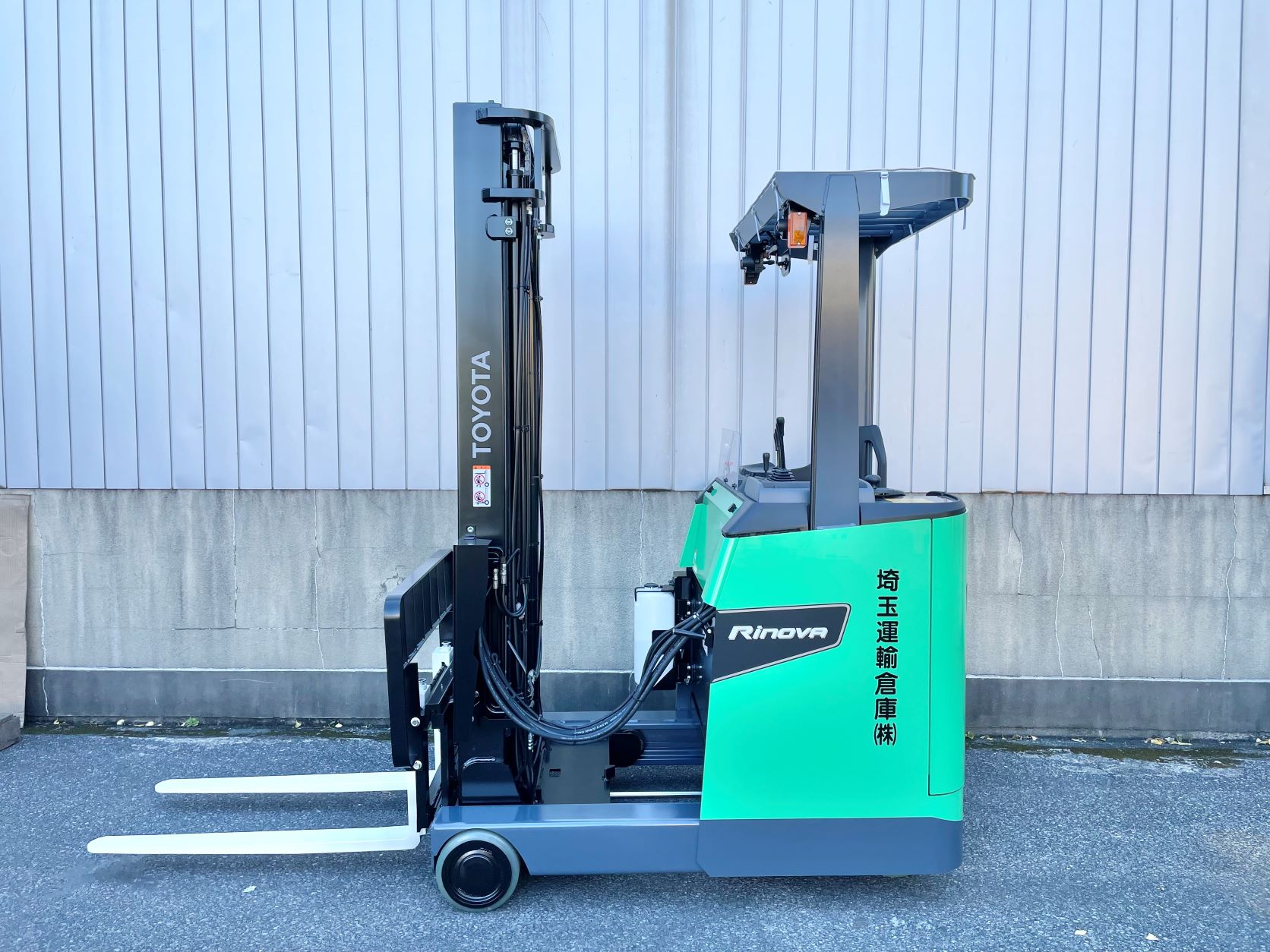 リーチフォークリフトの納車 埼玉運輸倉庫株式会社